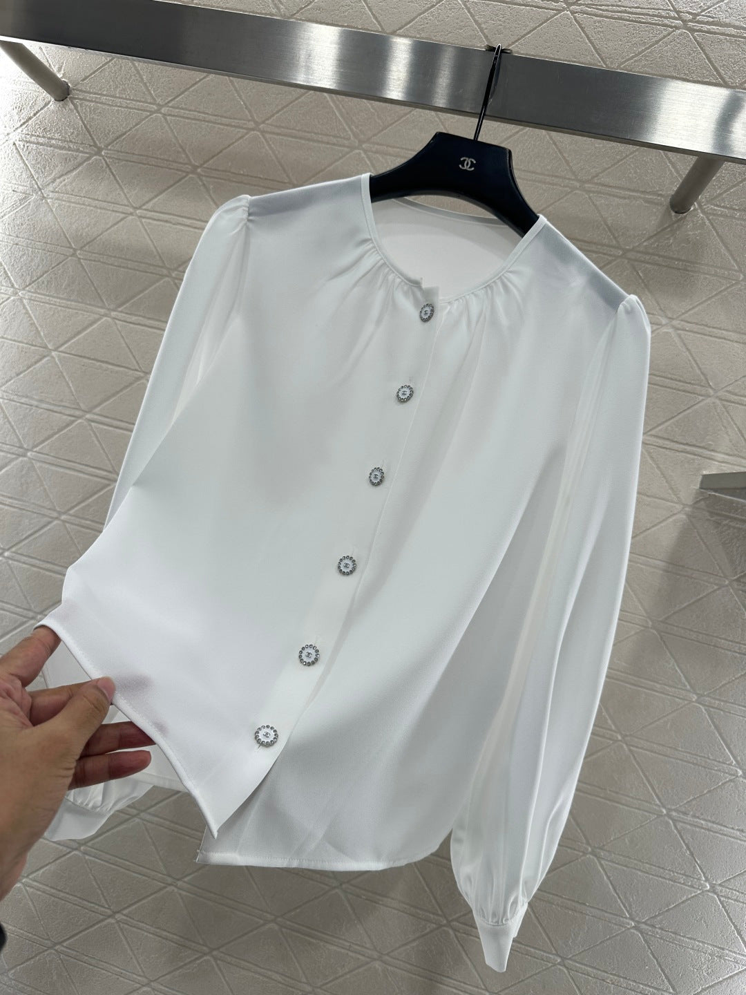Round-neck puff-sleeved shirt