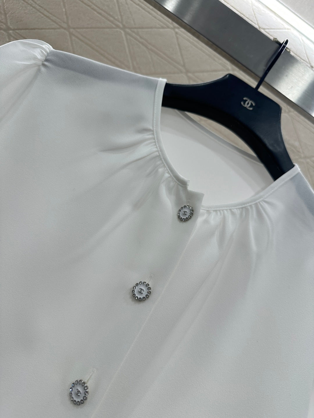 Round-neck puff-sleeved shirt