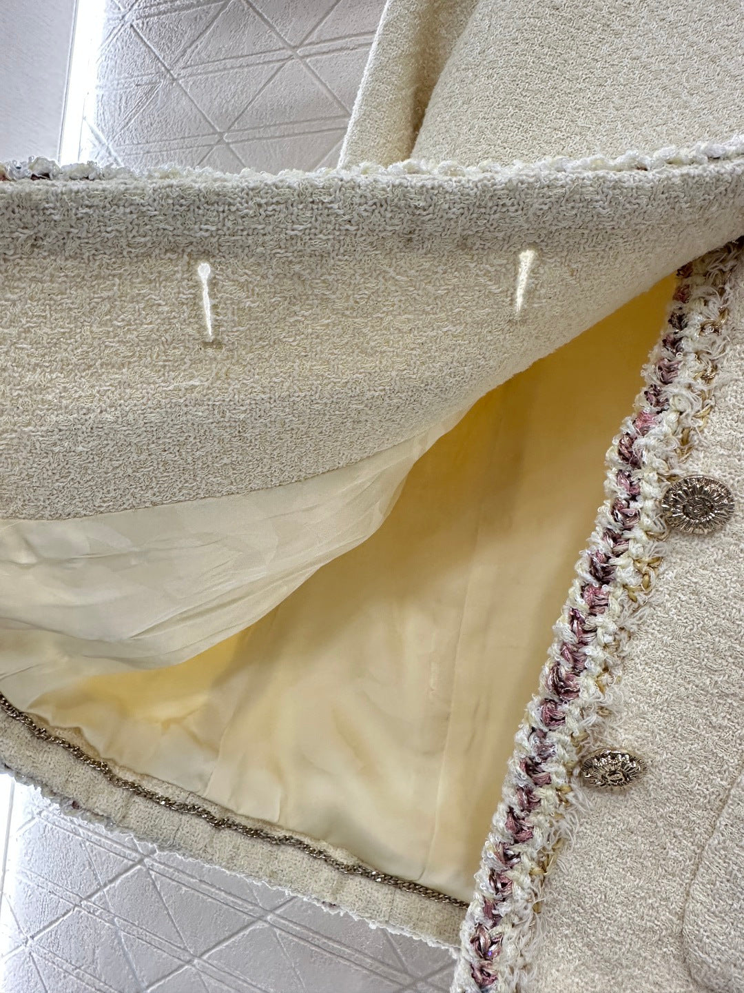 Round-neck jacket with binding trim