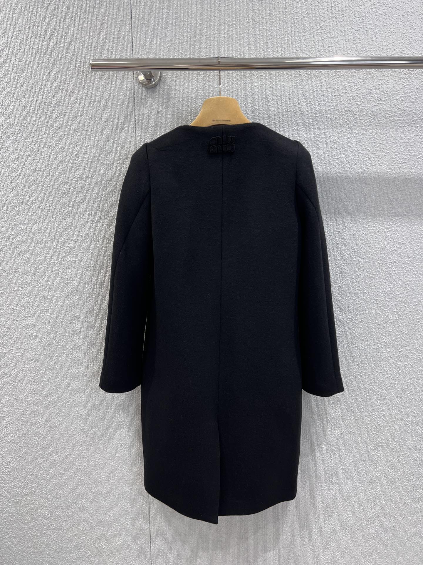 Single-brebreasted round-neck wool coat