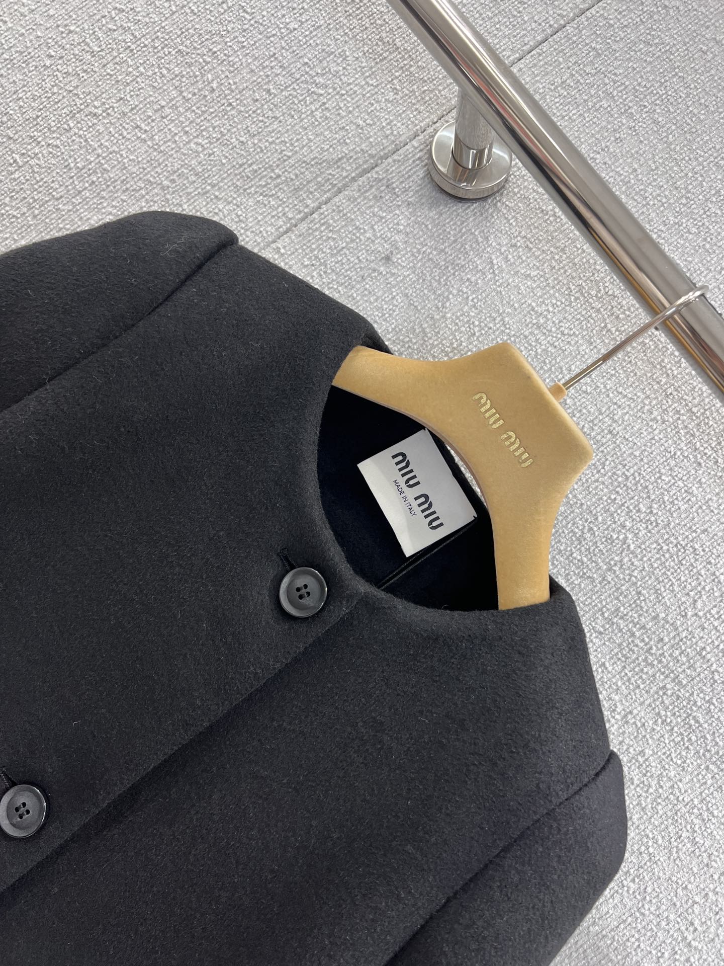Single-brebreasted round-neck wool coat