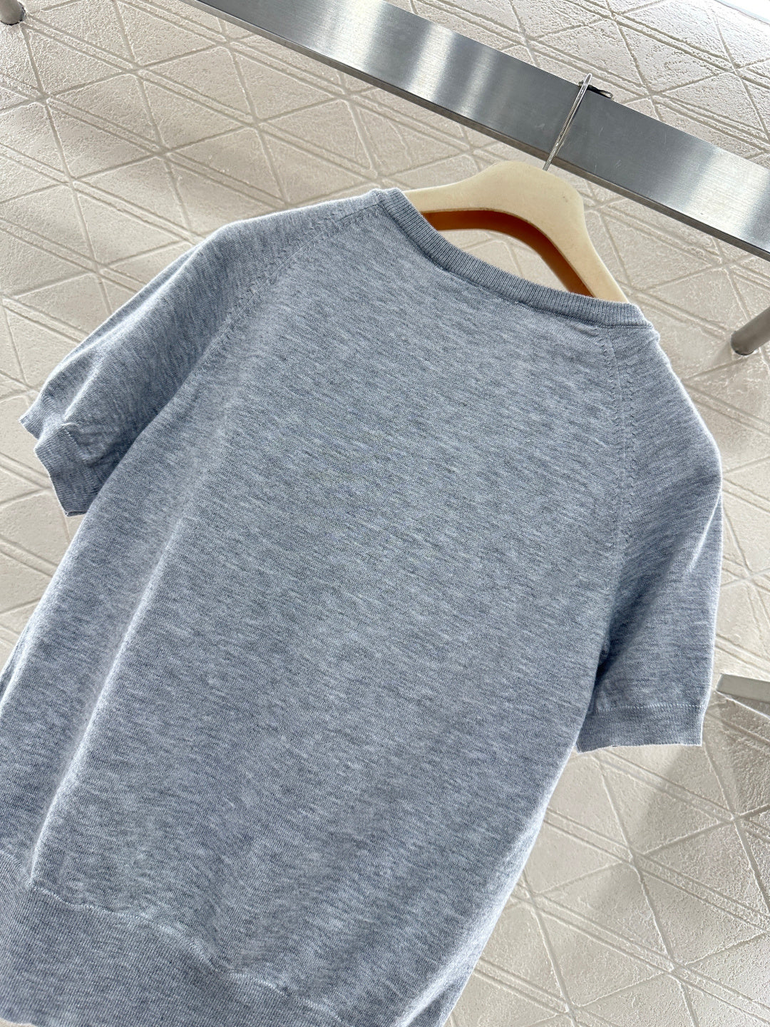 Heart-shaped neckline letter-print knitted short-sleeved top