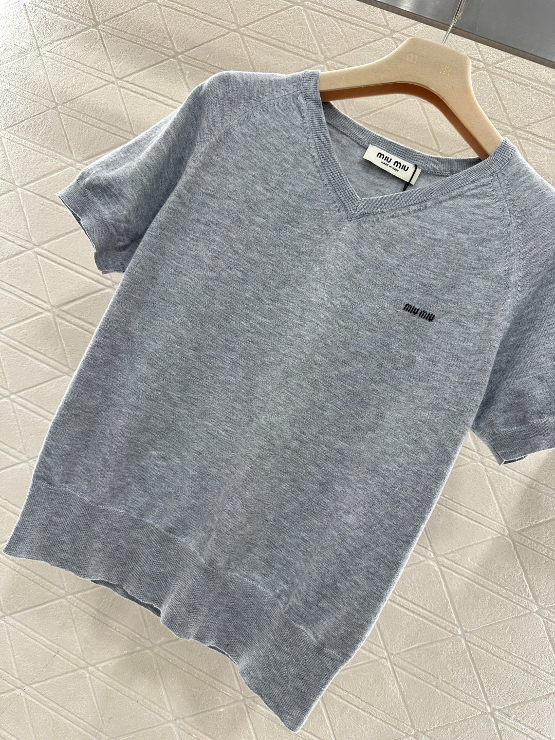 Heart-shaped neckline letter-print knitted short-sleeved top