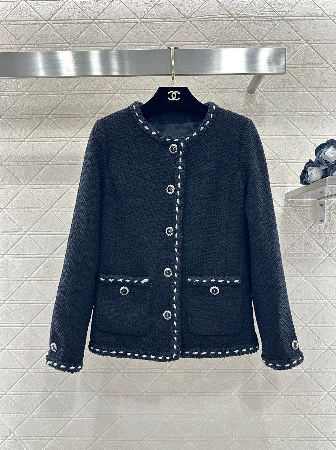 Round-neck jacket with binding trim