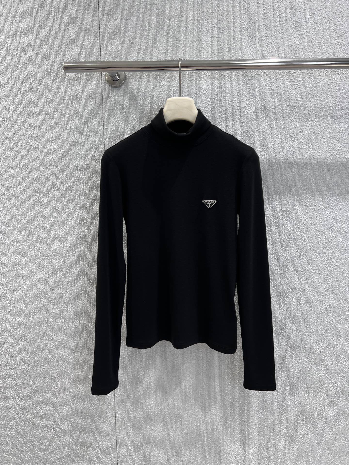 Triangular logo high-neck long-sleeved base layer shirt
