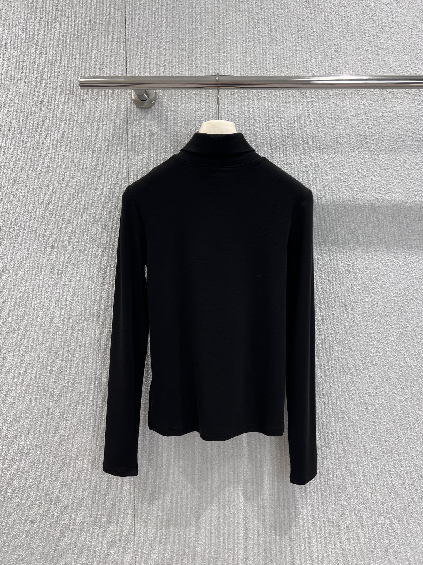 Triangular logo high-neck long-sleeved base layer shirt