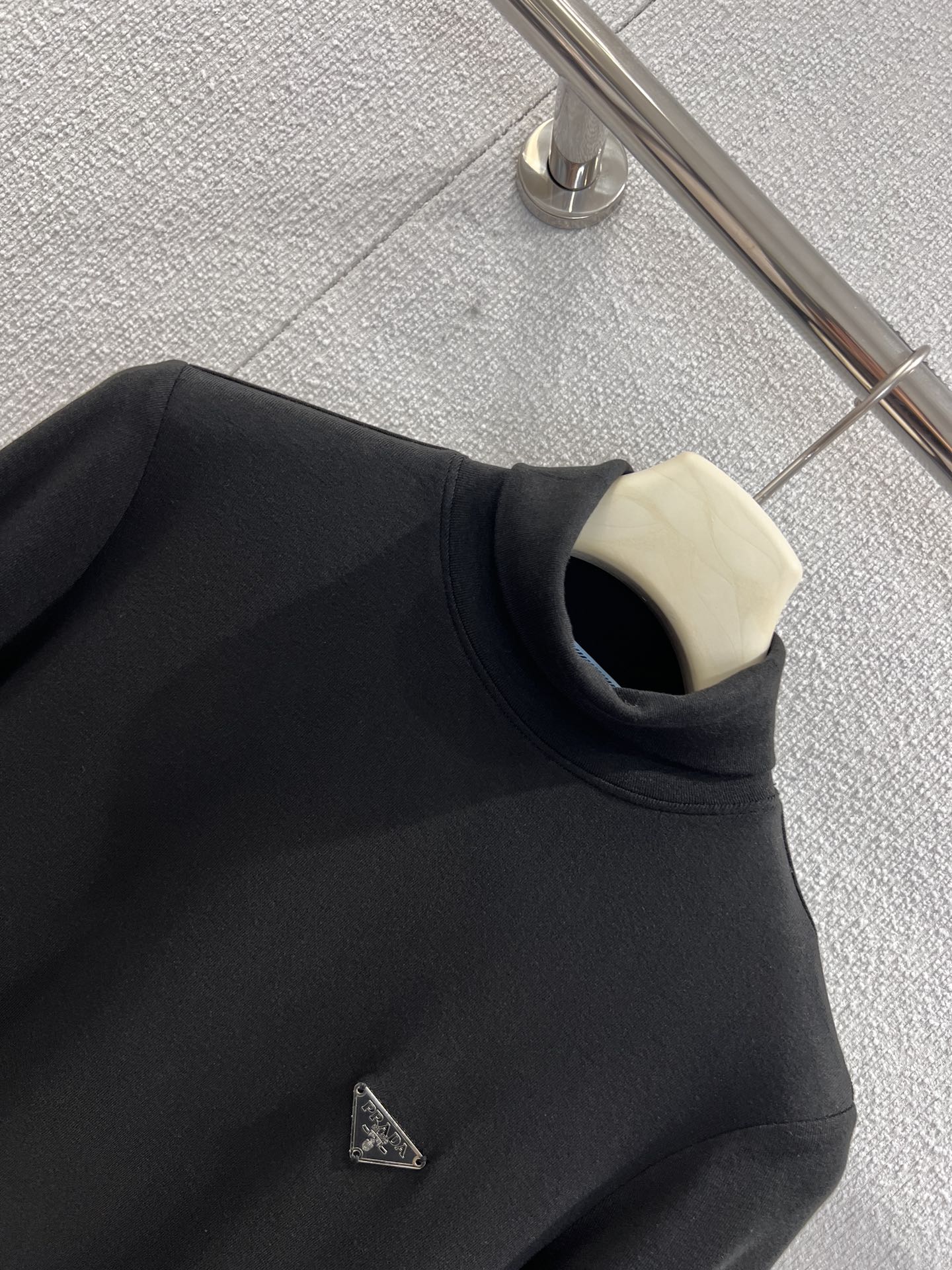 Triangular logo high-neck long-sleeved base layer shirt