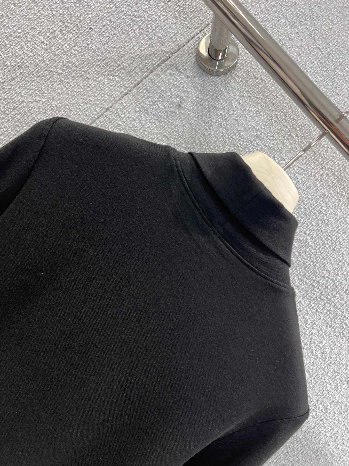 Triangular logo high-neck long-sleeved base layer shirt