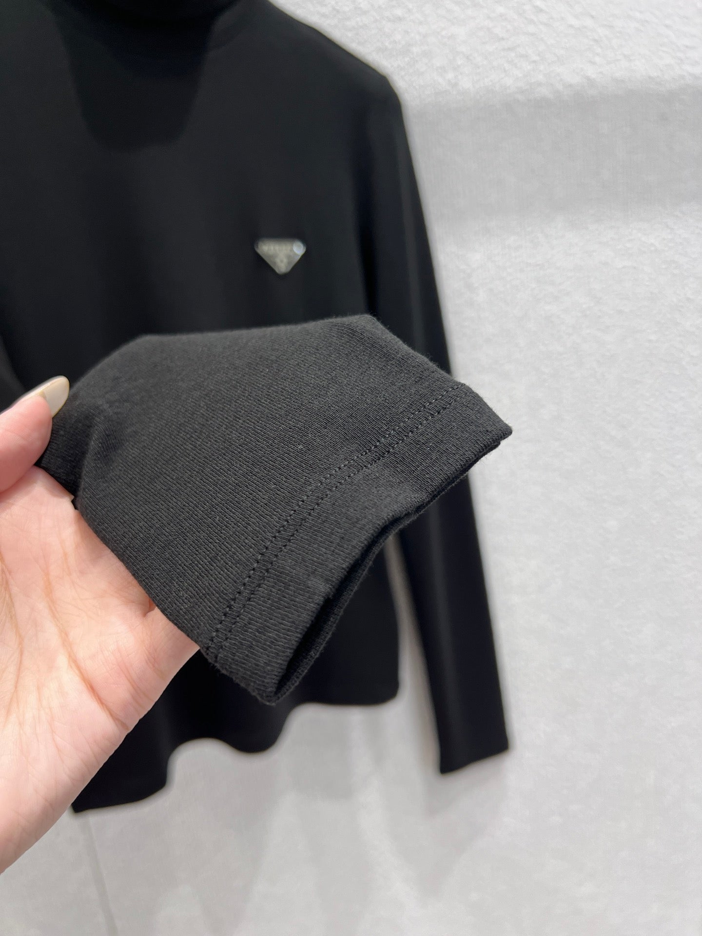 Triangular logo high-neck long-sleeved base layer shirt