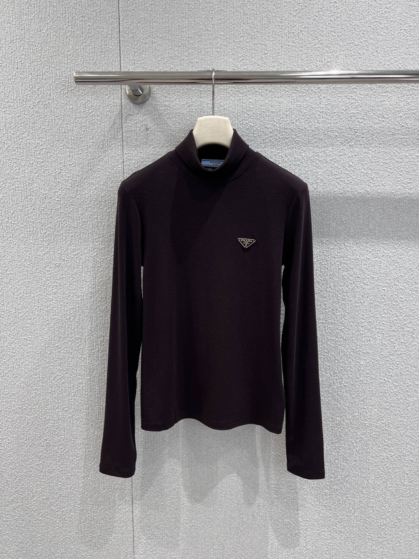 Triangular logo high-neck long-sleeved base layer shirt