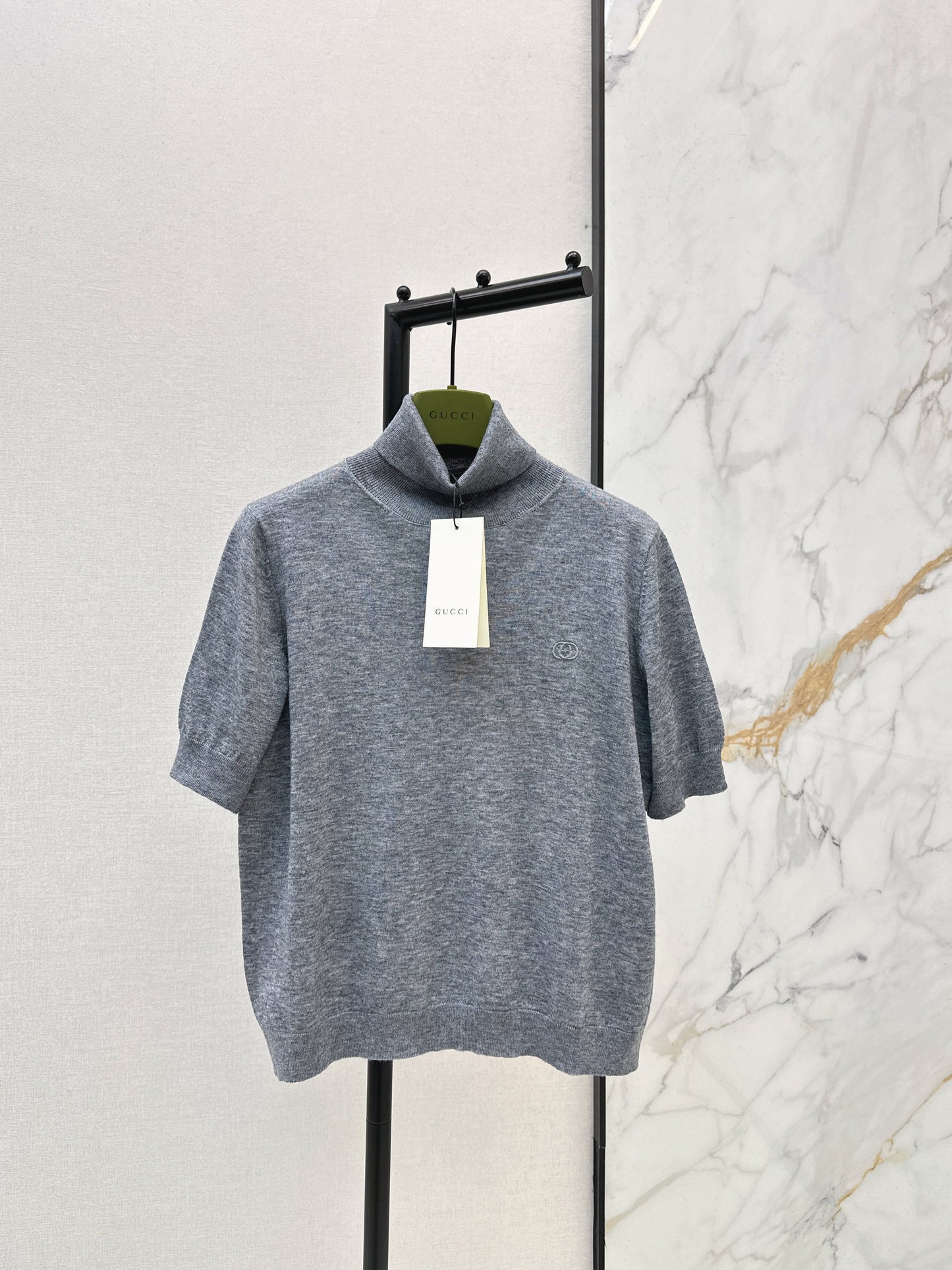 New short-sleeved knitted shirt