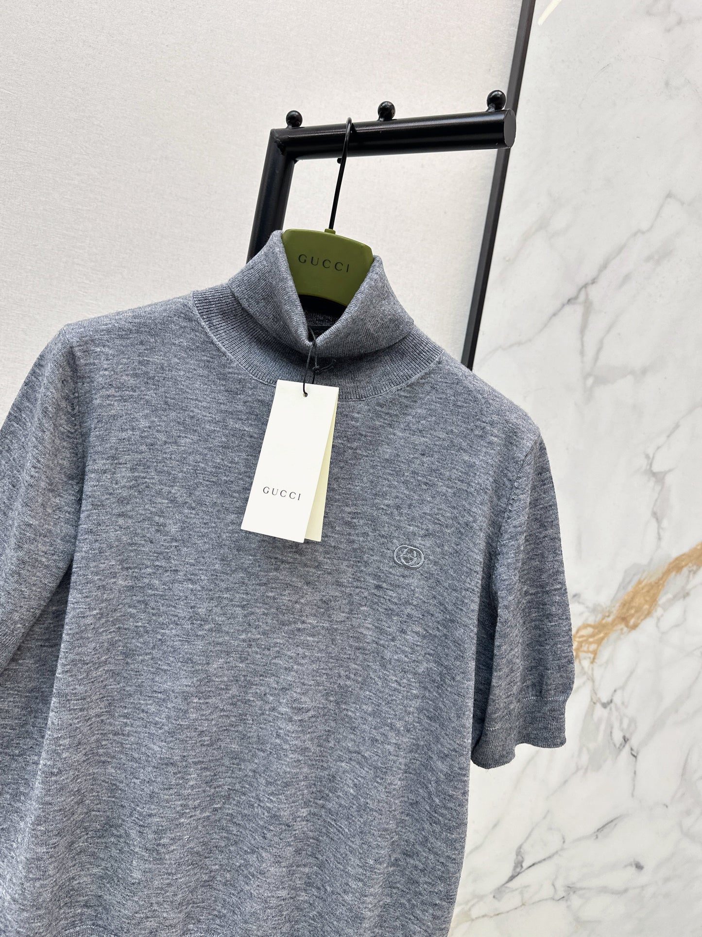 New short-sleeved knitted shirt