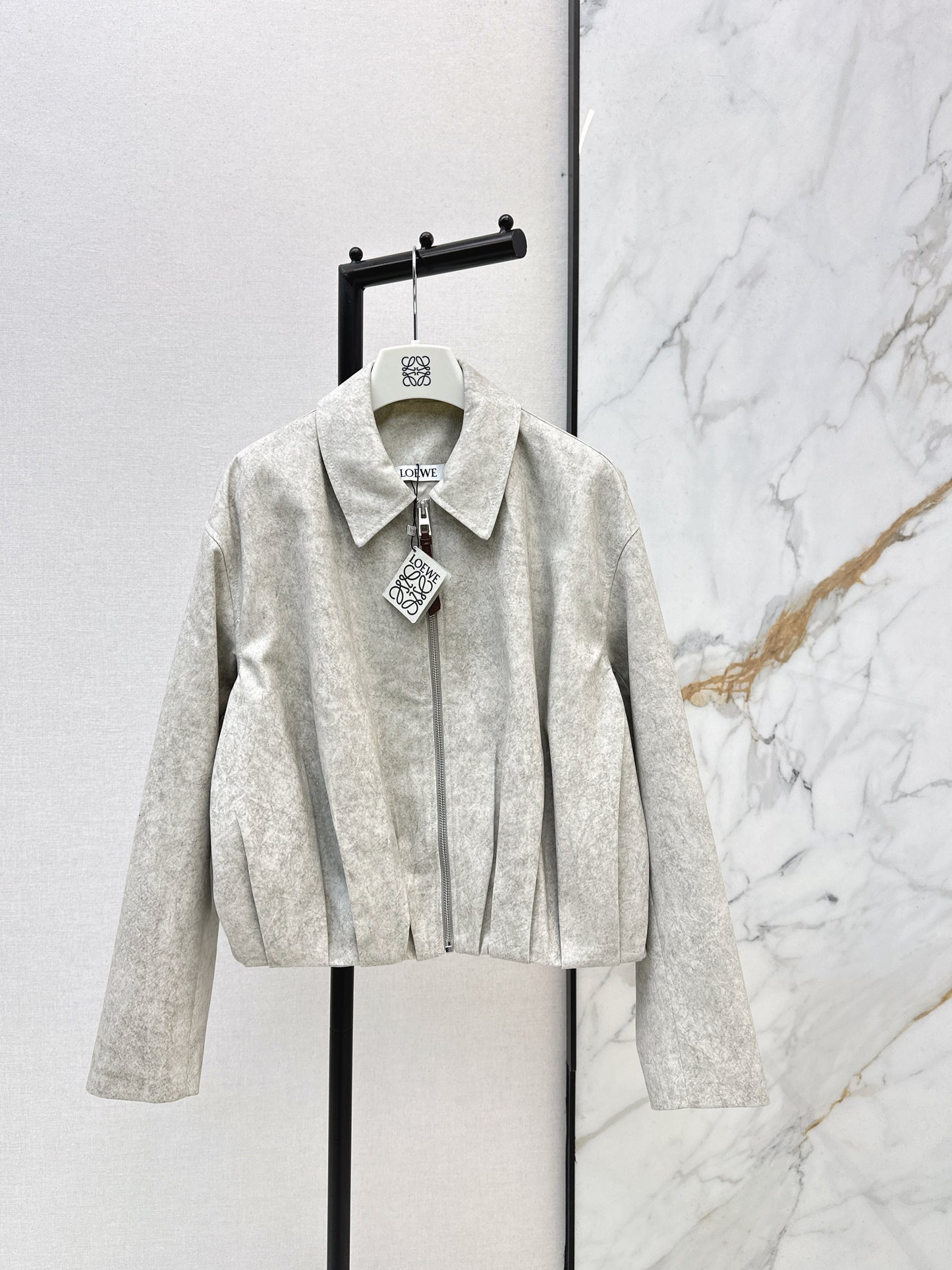 The latest pleated jacket and pleated trousers