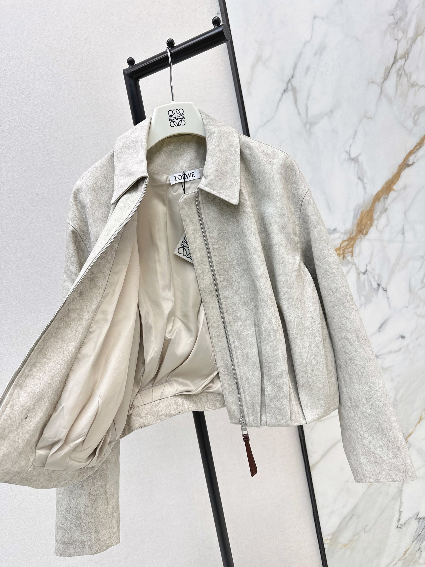 The latest pleated jacket and pleated trousers