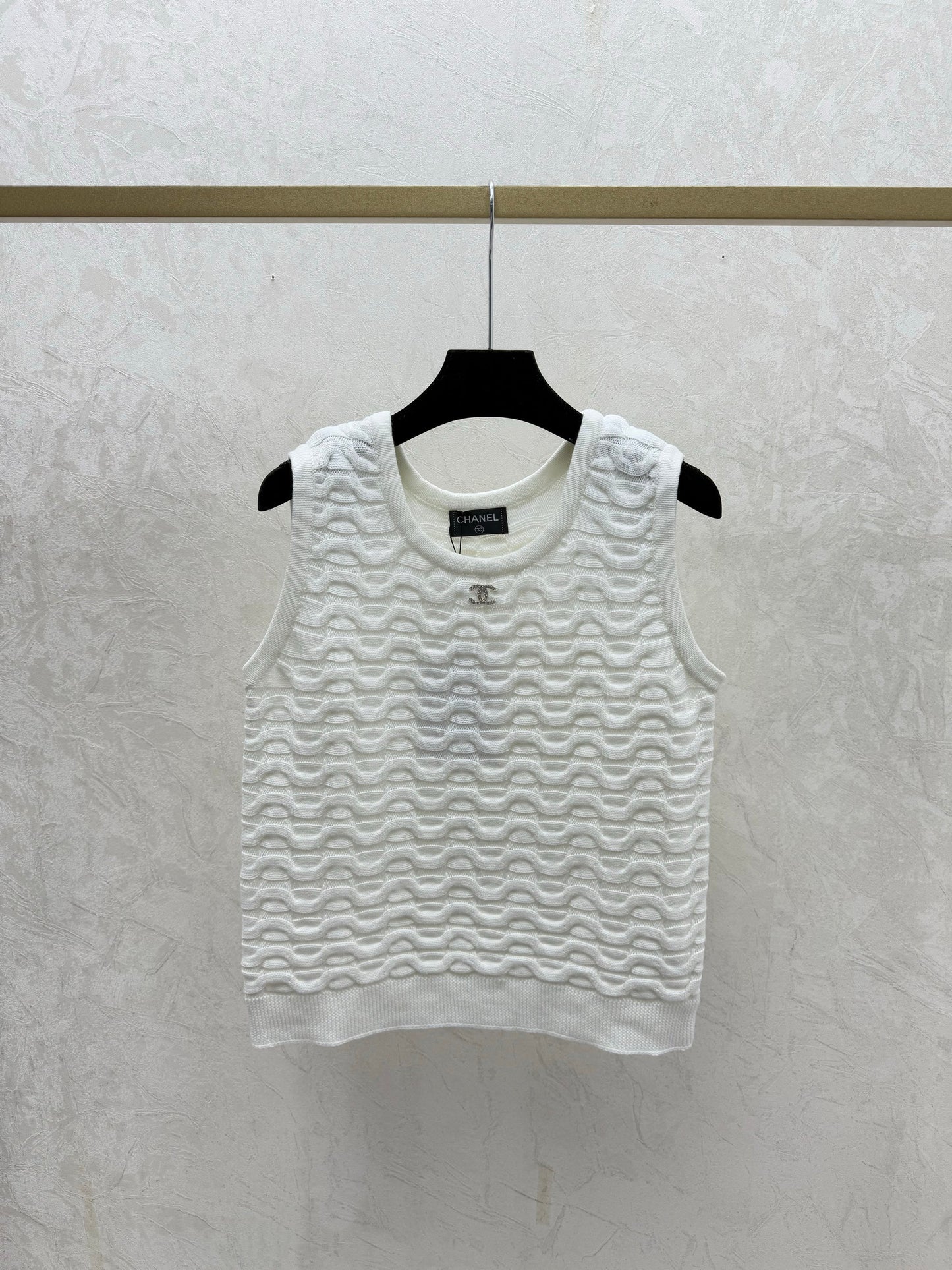 Solid color simple round neck knitted vest