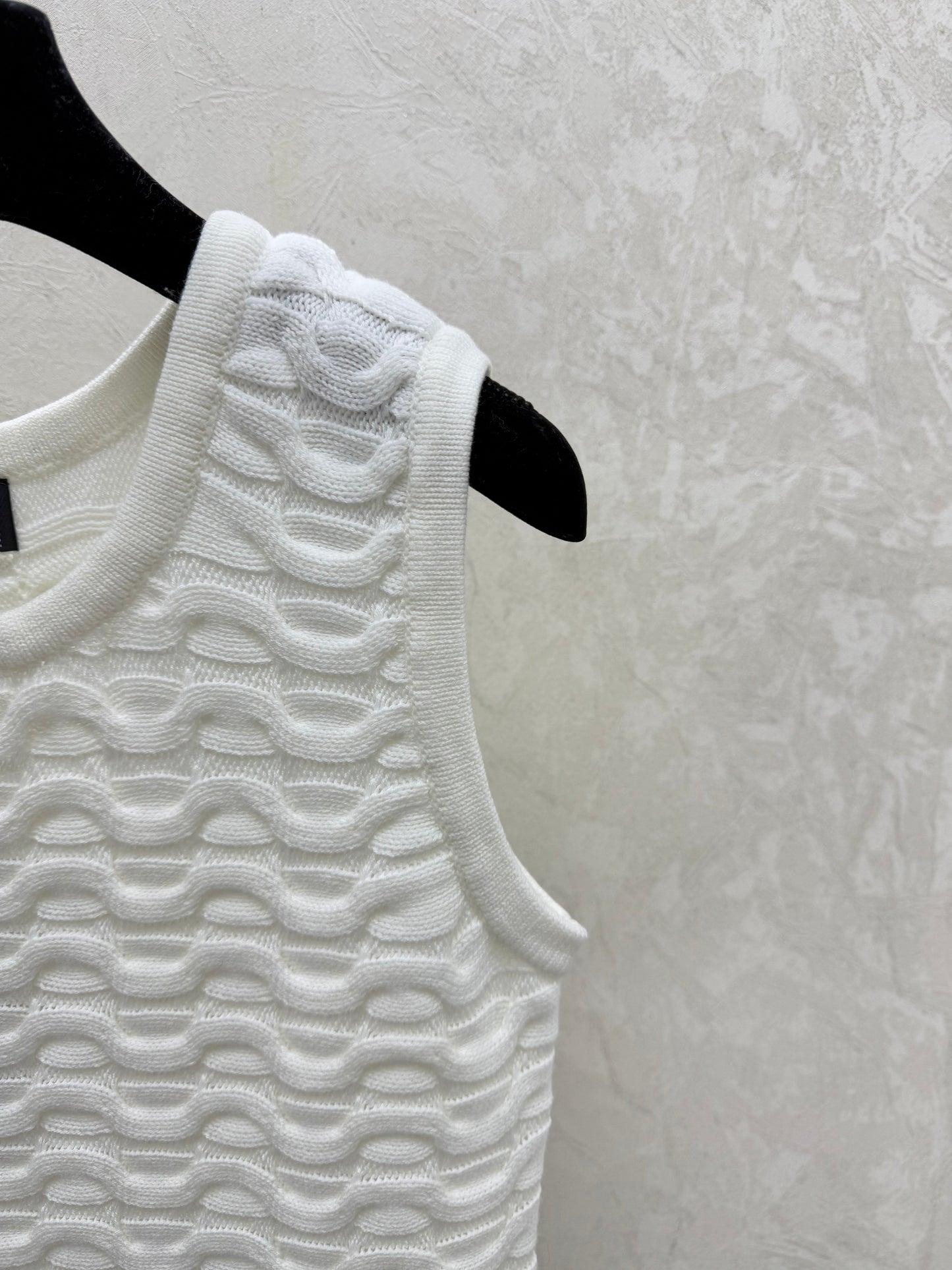 Solid color simple round neck knitted vest
