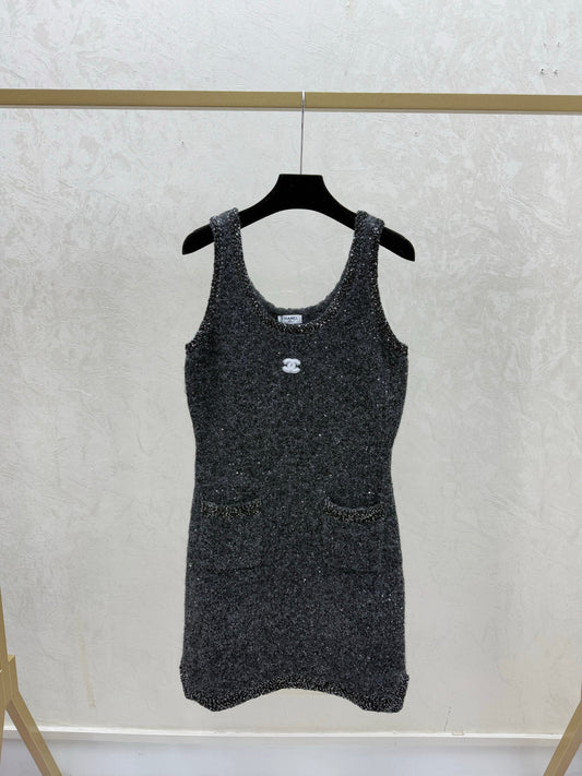 26. Solid-colored sequined knitted vest dress