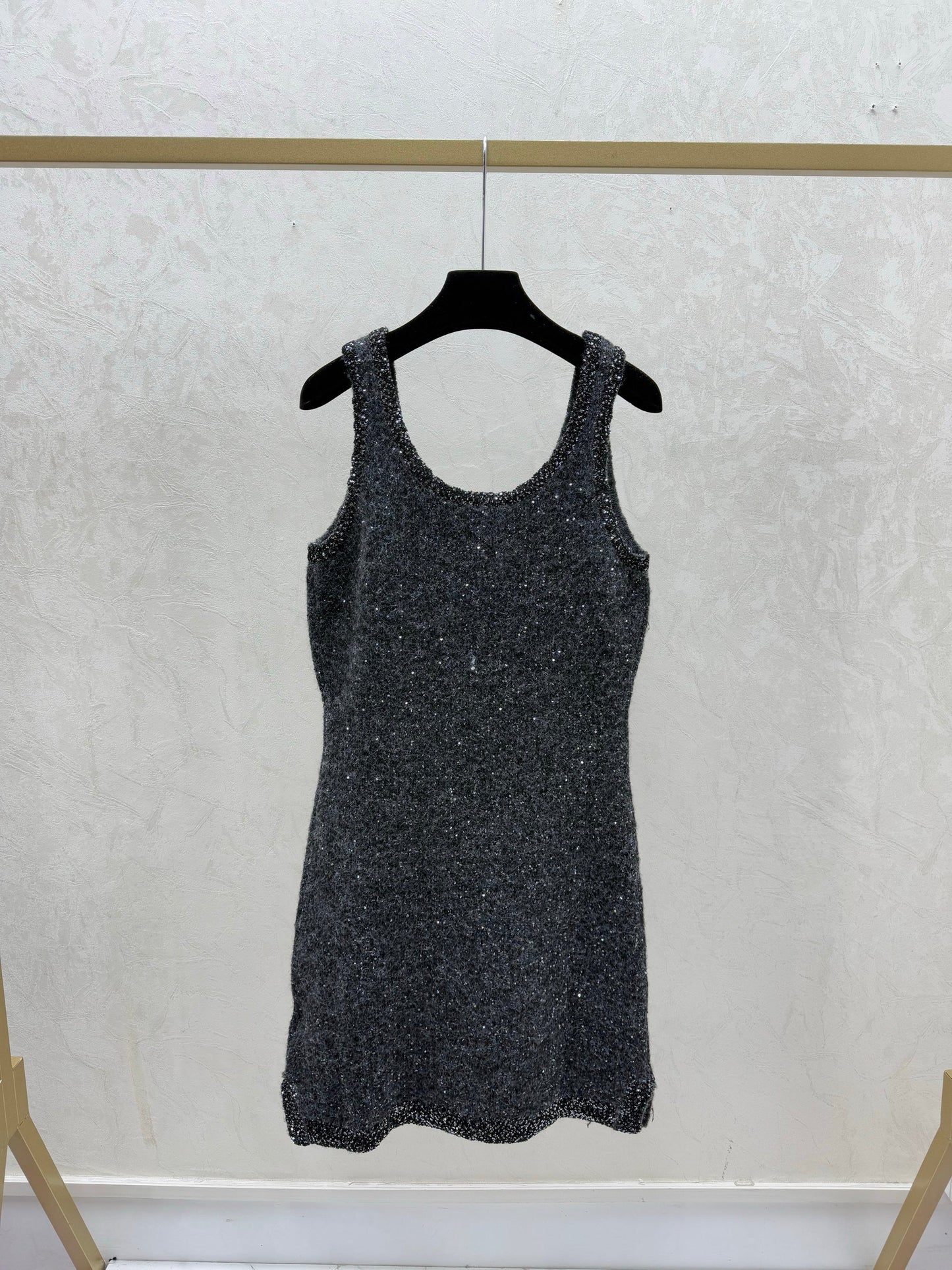 26. Solid-colored sequined knitted vest dress