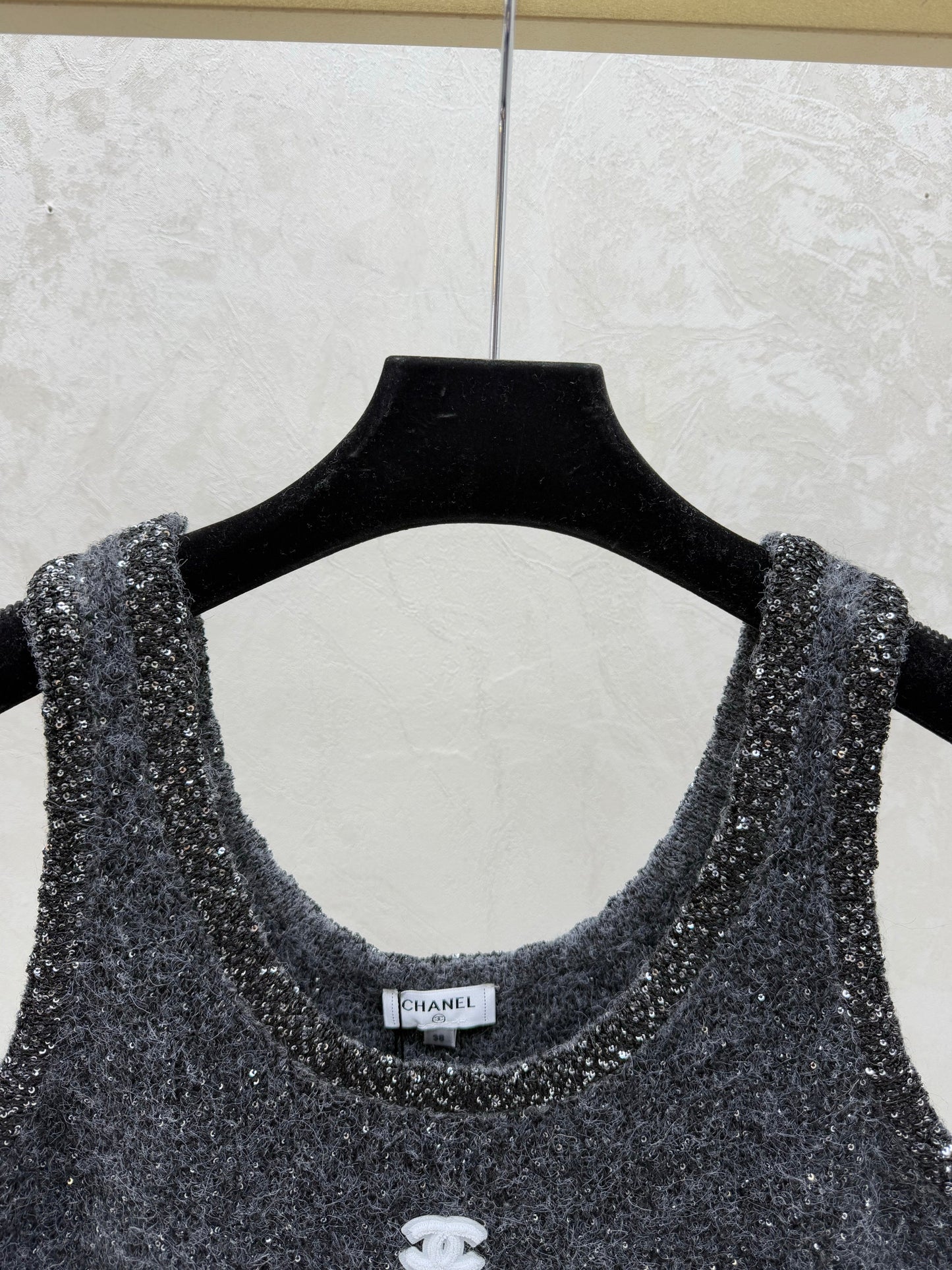 26. Solid-colored sequined knitted vest dress
