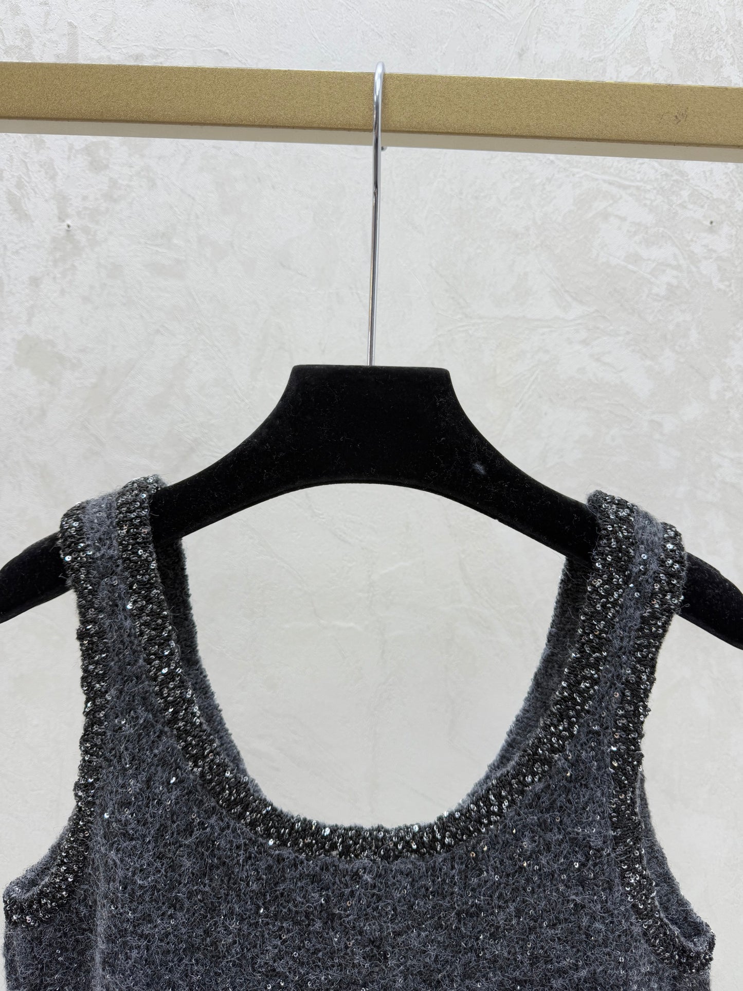 26. Solid-colored sequined knitted vest dress