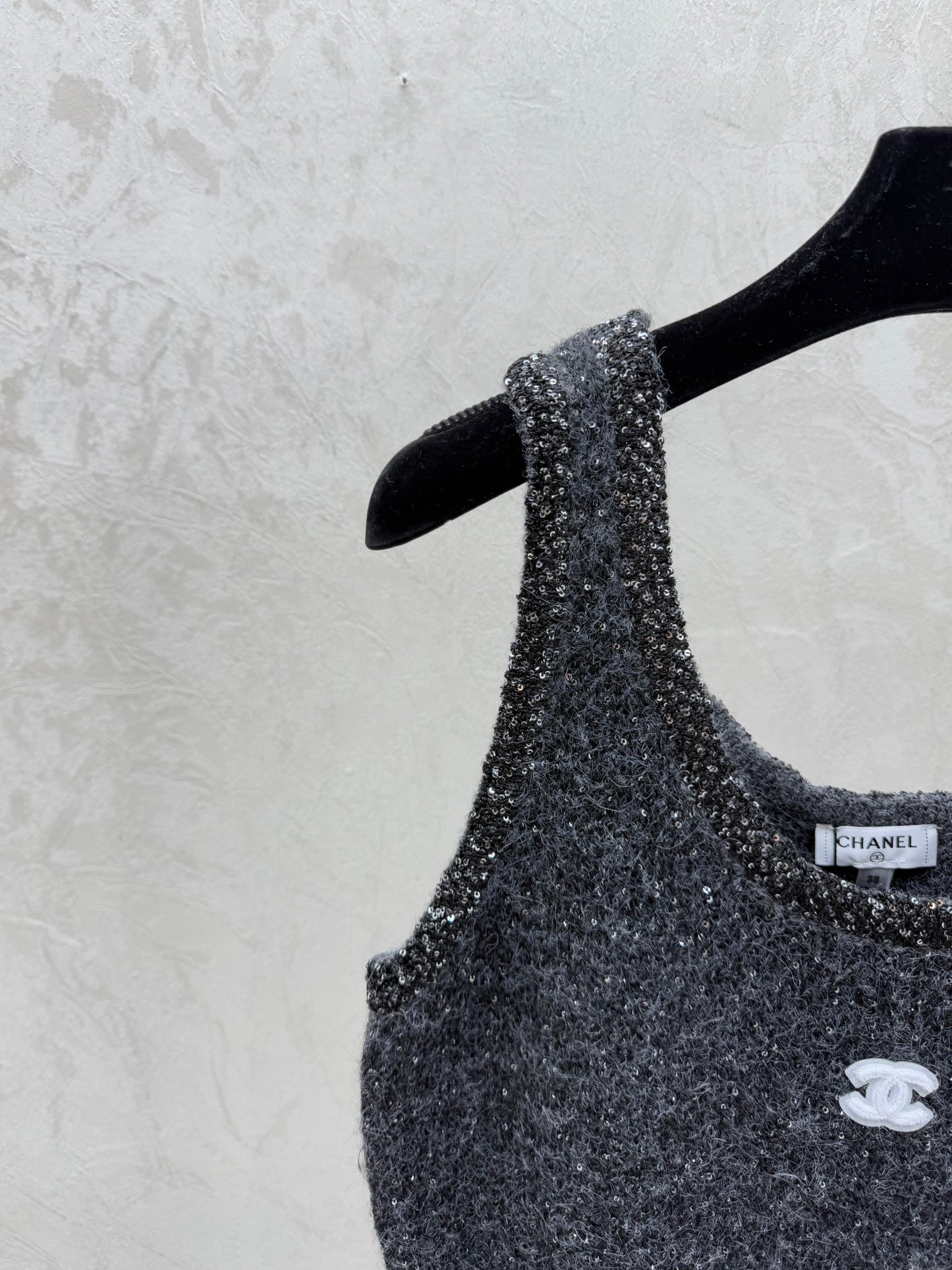 26. Solid-colored sequined knitted vest dress