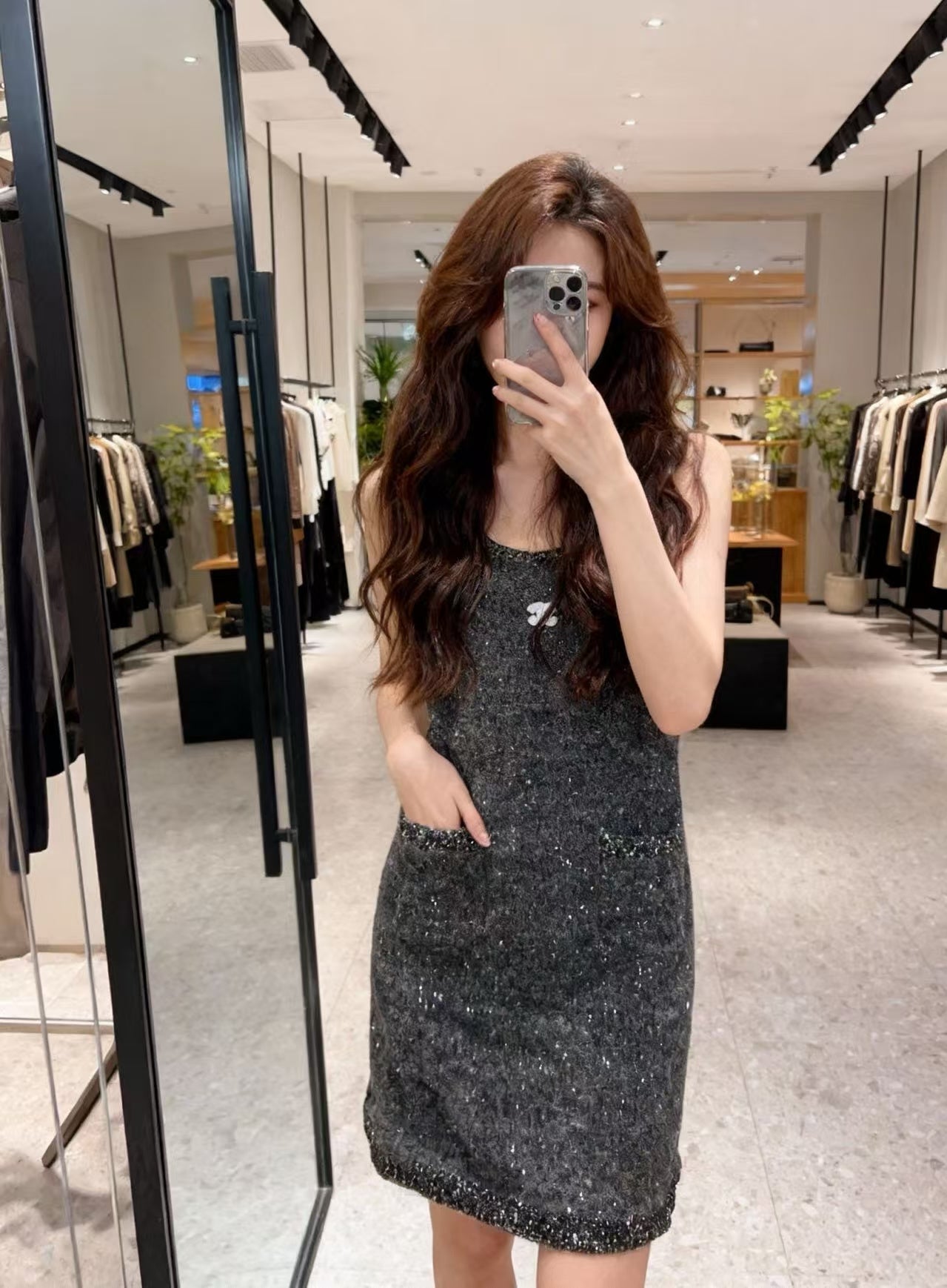 26. Solid-colored sequined knitted vest dress