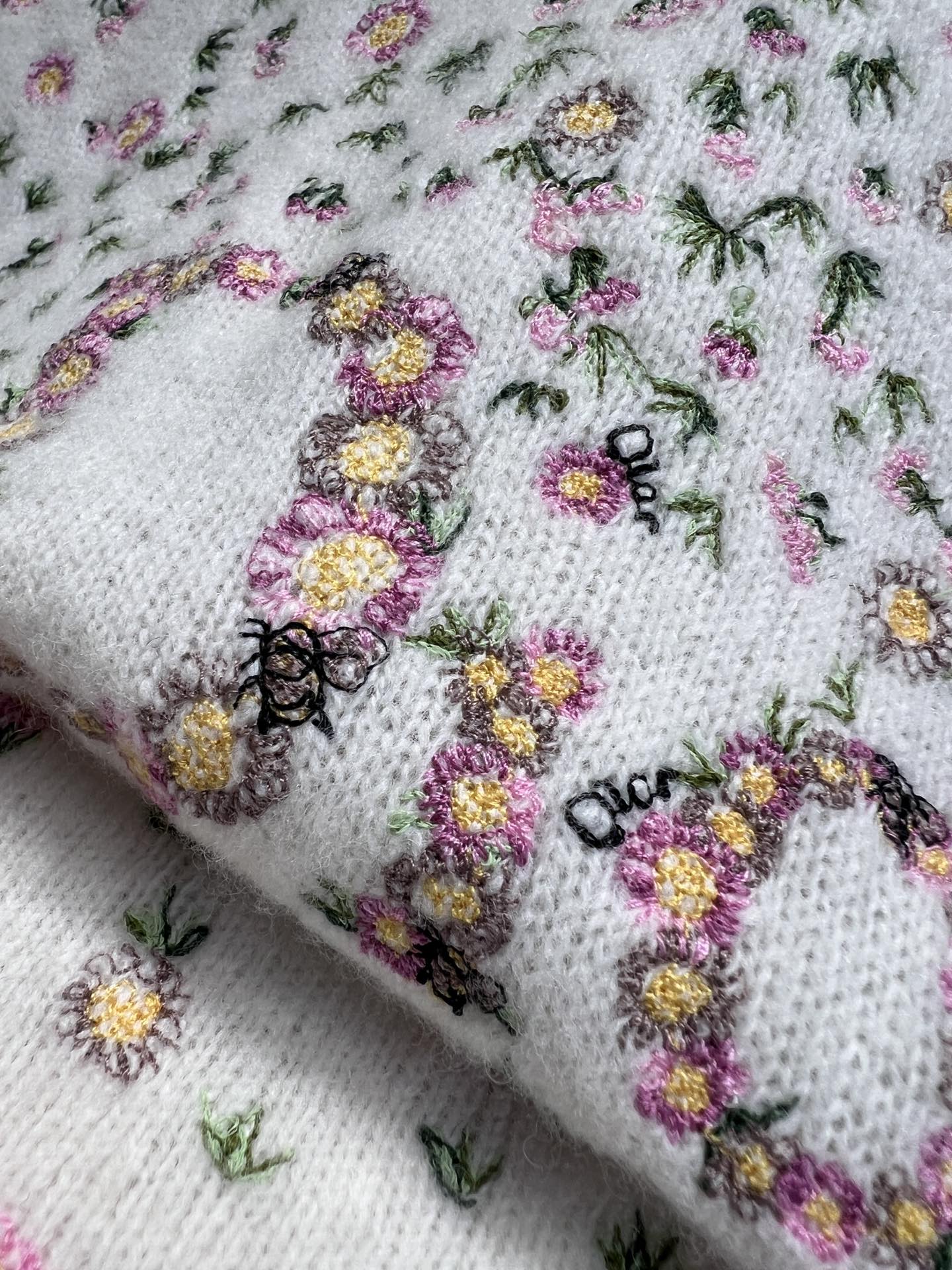 26 New Floral Embroidered Short-Sleeve Knit Top