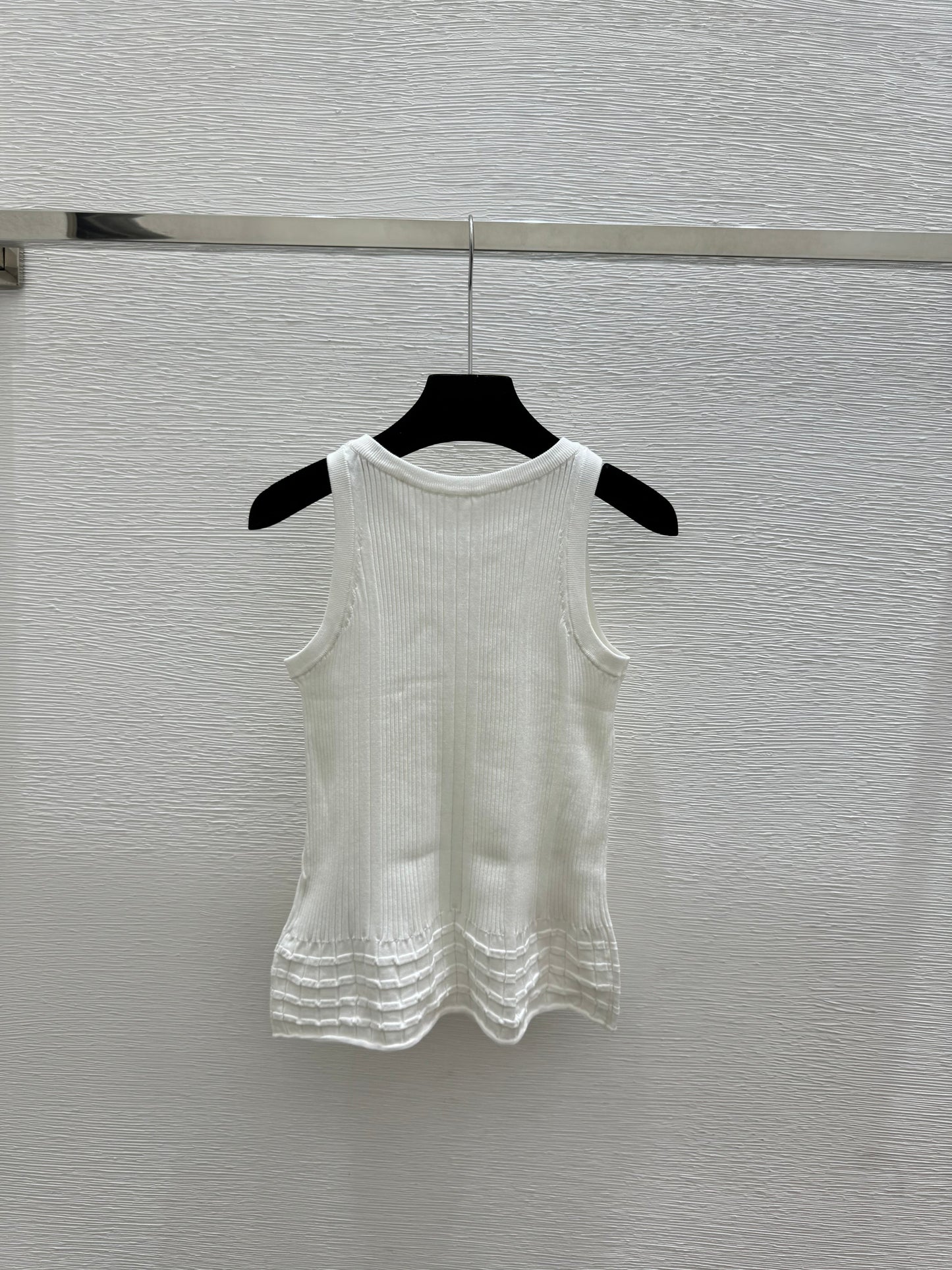 26. Simple Crew-Neck Knitted Vest