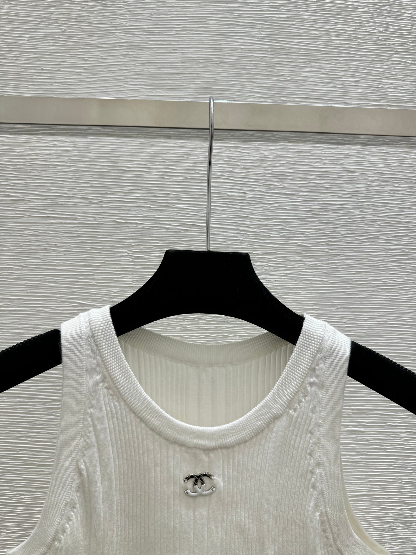 26. Simple Crew-Neck Knitted Vest