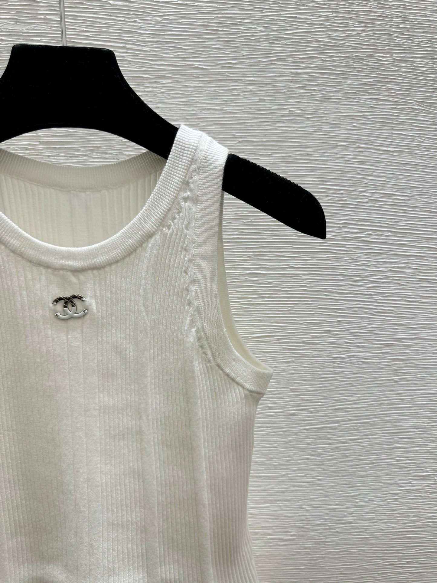 26. Simple Crew-Neck Knitted Vest