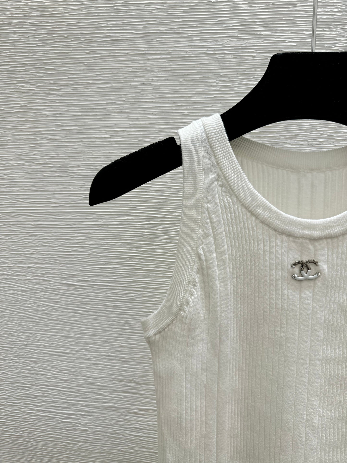 26. Simple Crew-Neck Knitted Vest