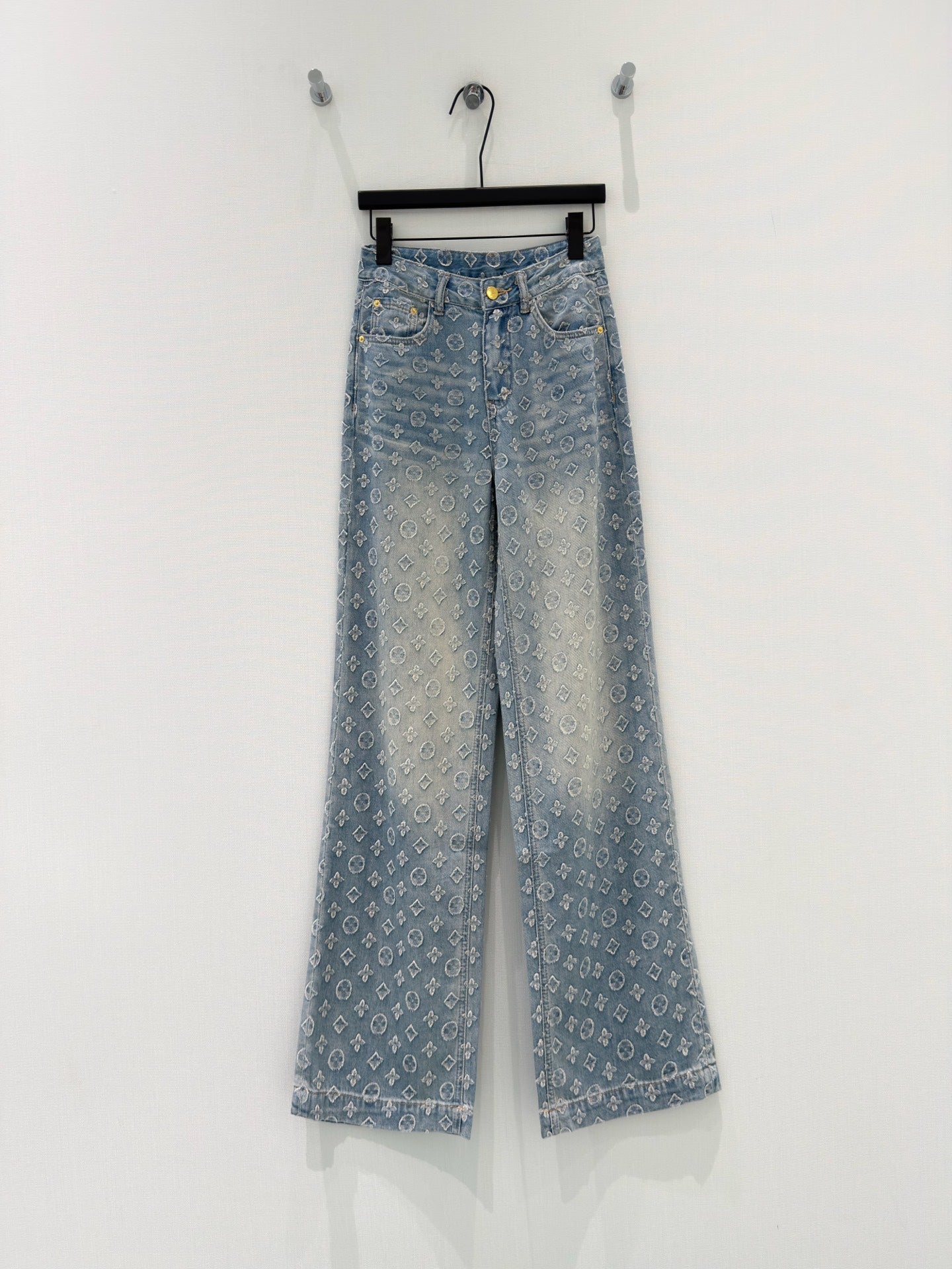26 New Straight-Leg Cut-Out Detail Jeans