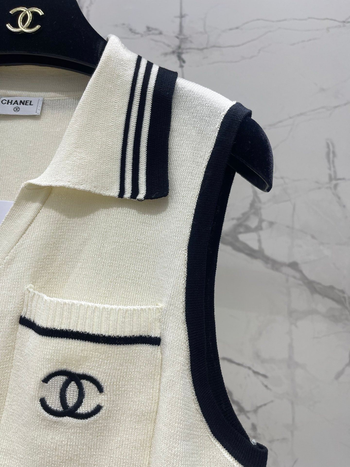 26 New Color-Block V-Neck Knit Vest
