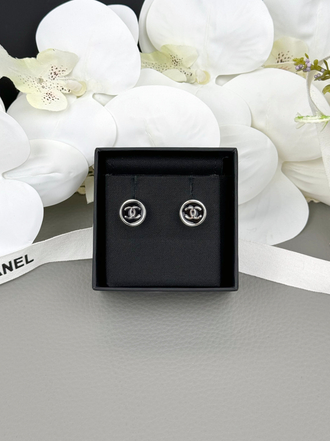 New round black enamel stud earrings
