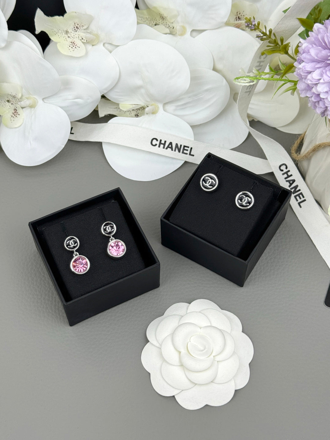 New round black enamel stud earrings