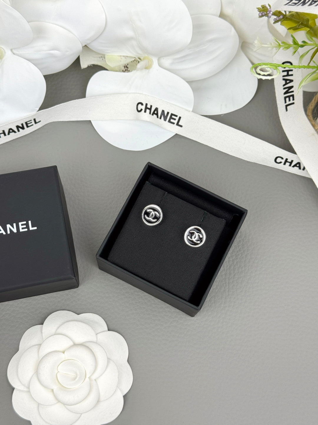 New round black enamel stud earrings