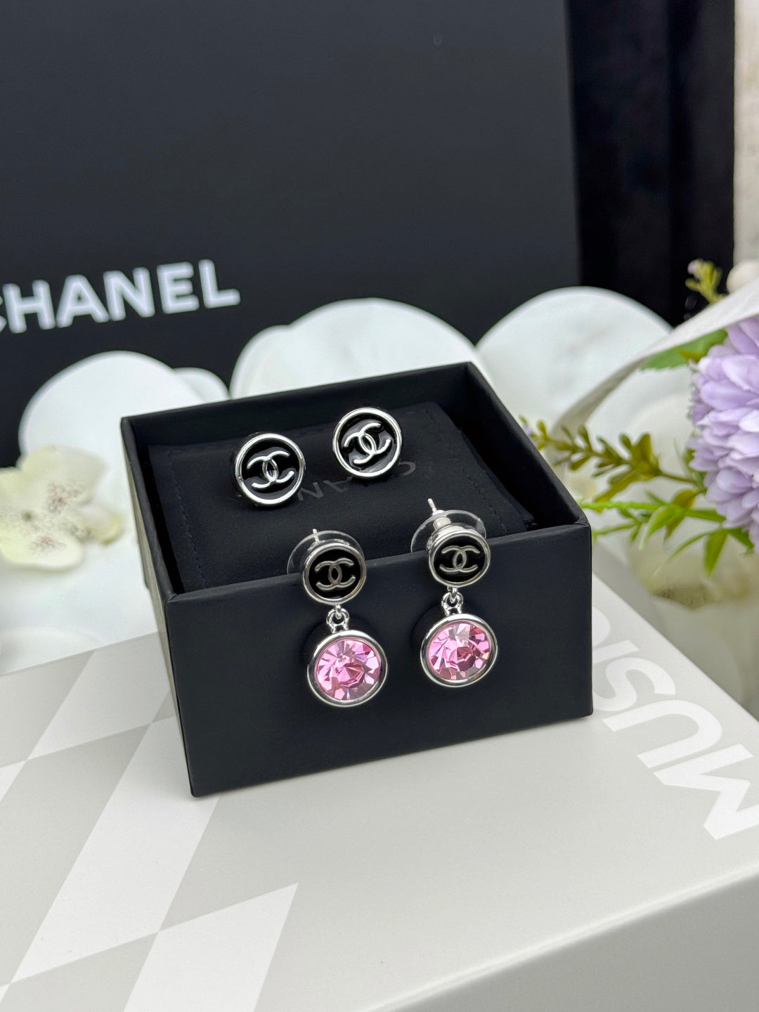 New round black enamel stud earrings
