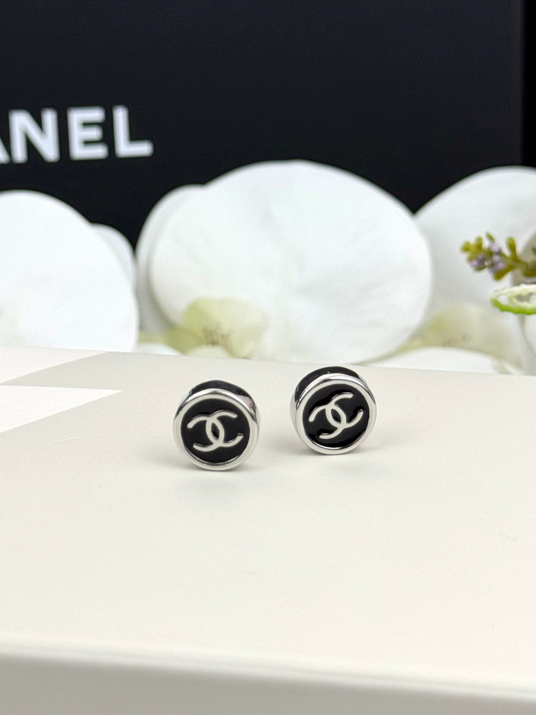 New round black enamel stud earrings