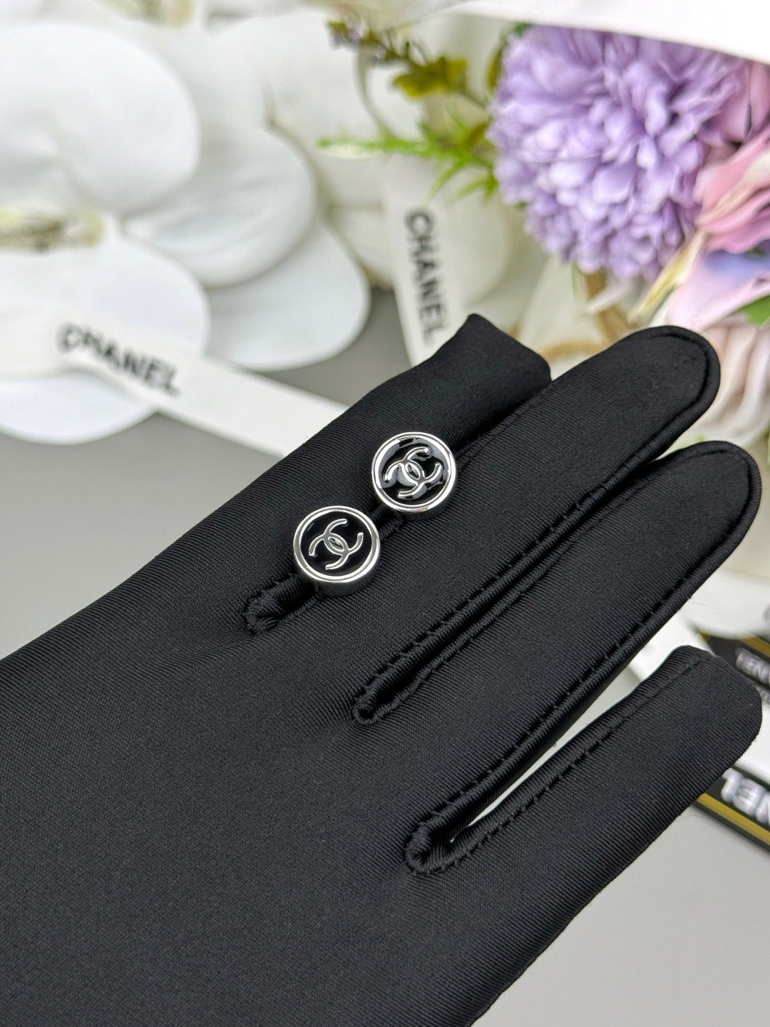 New round black enamel stud earrings