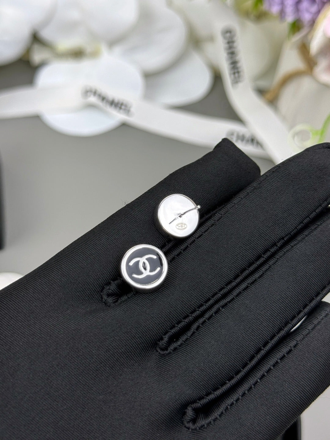 New round black enamel stud earrings