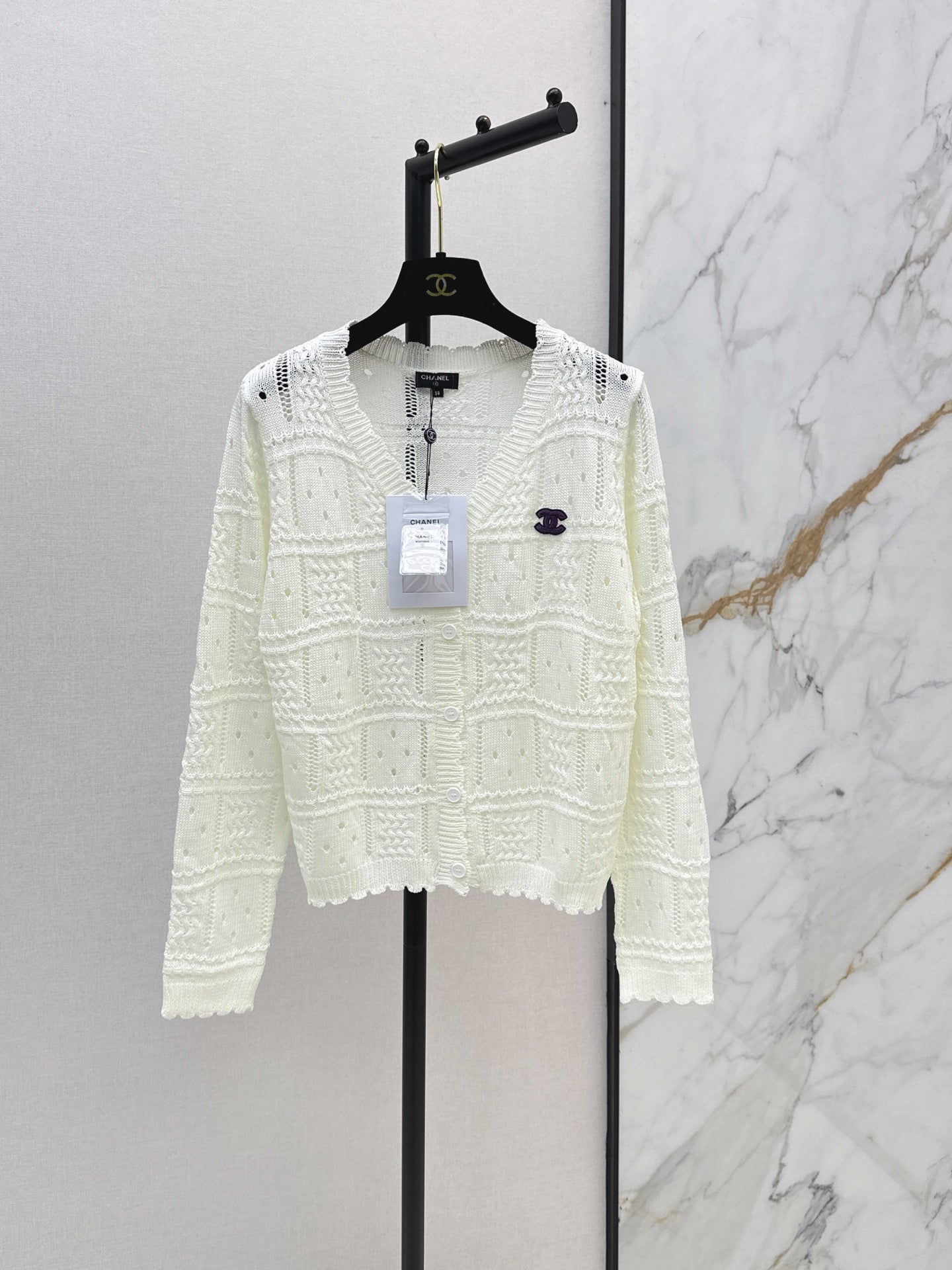 26 New V-neck knit top with textured jacquard pattern