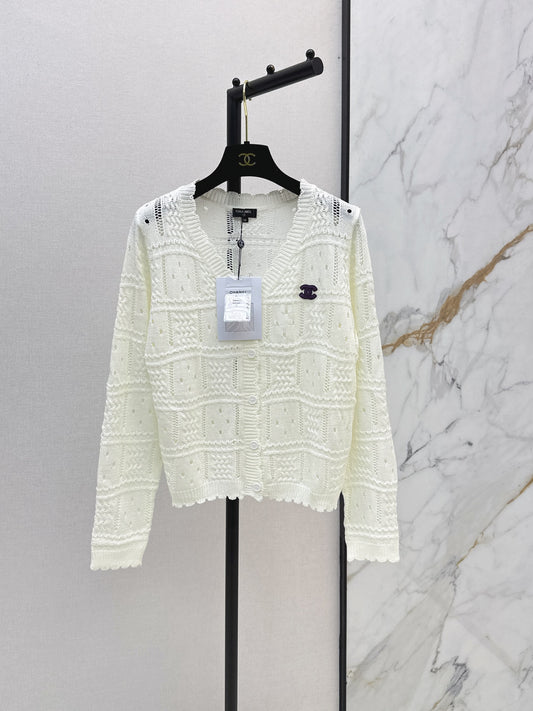 26 New V-neck knit top with textured jacquard pattern