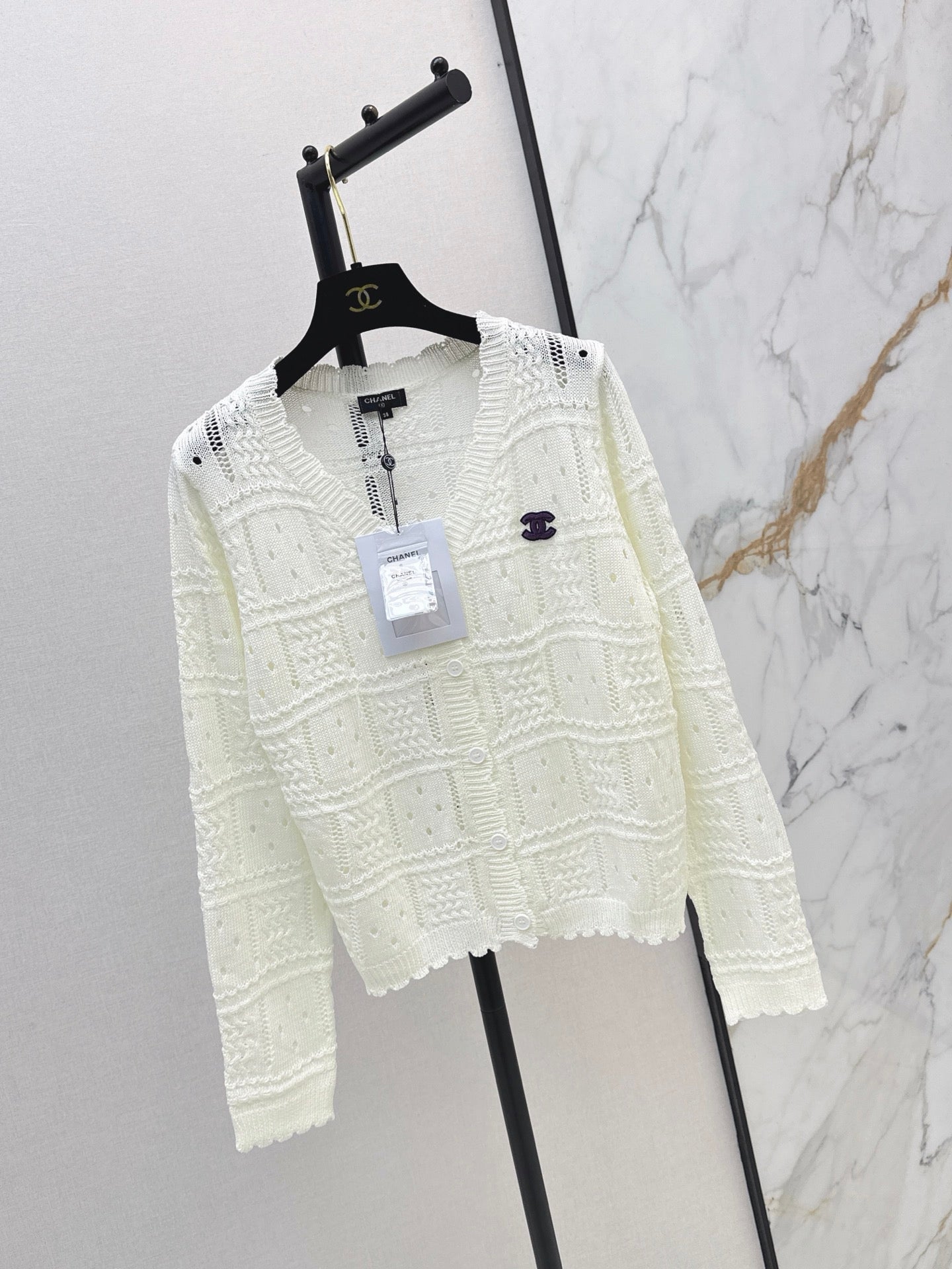 26 New V-neck knit top with textured jacquard pattern