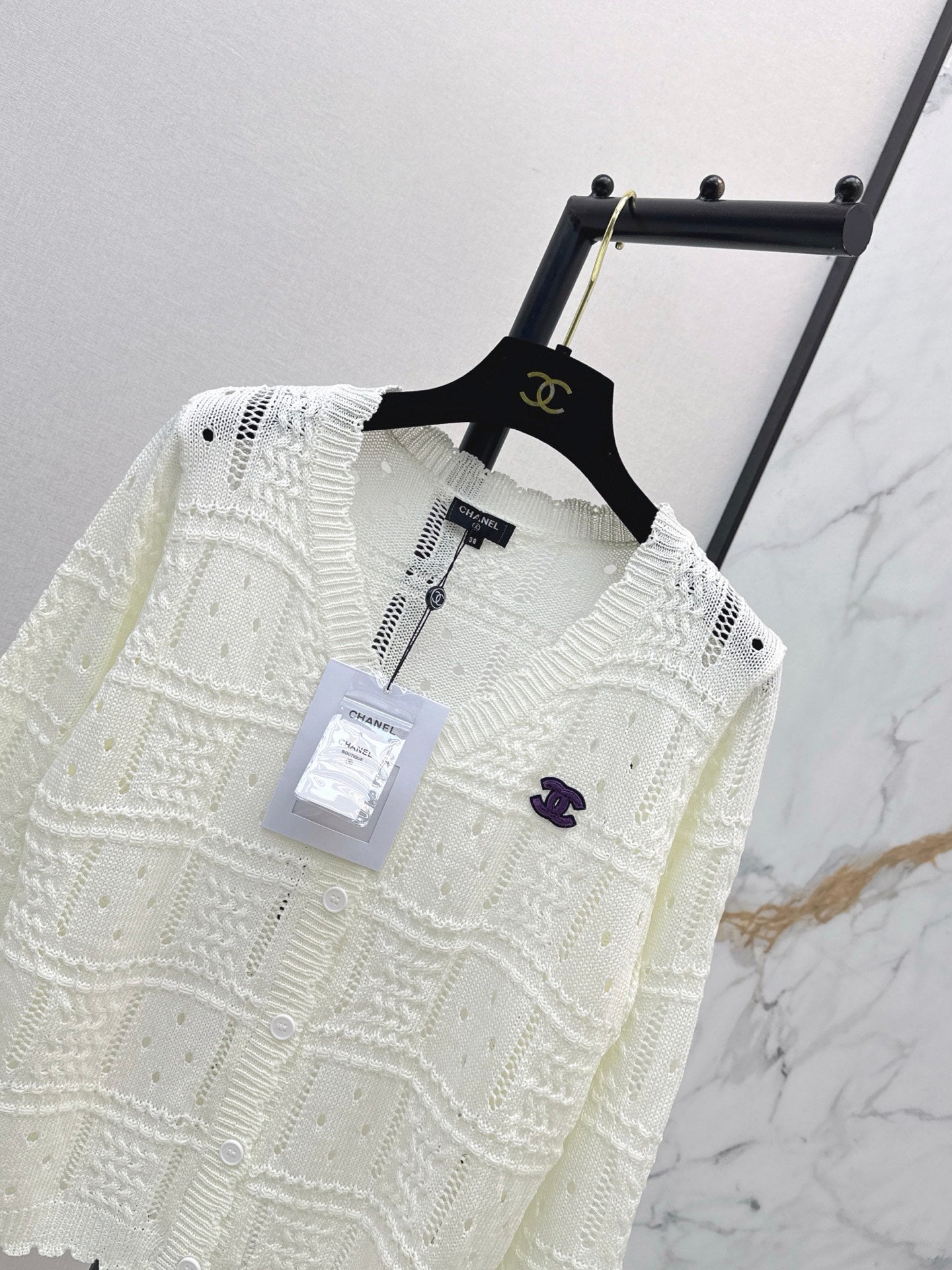 26 New V-neck knit top with textured jacquard pattern