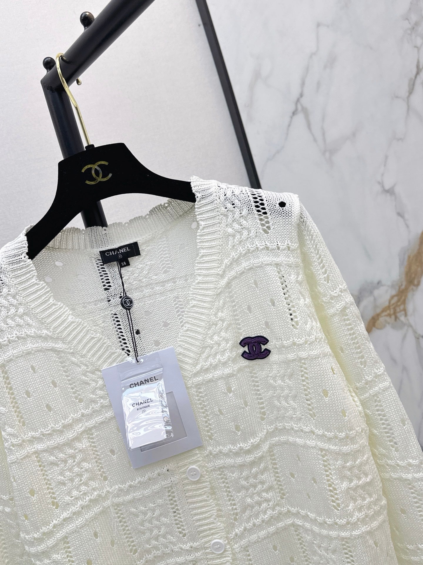 26 New V-neck knit top with textured jacquard pattern