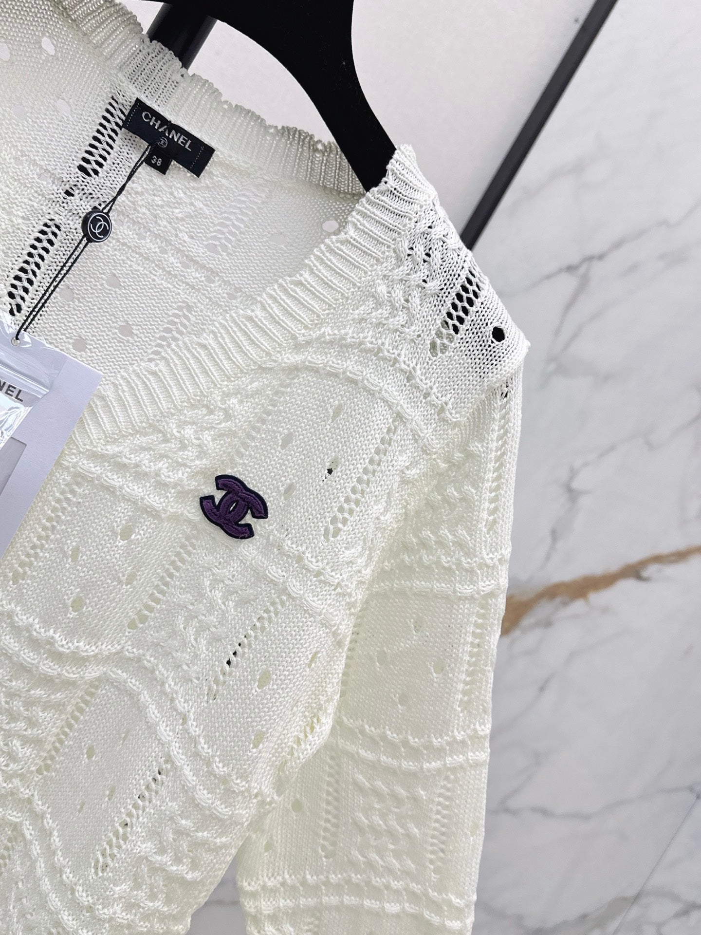 26 New V-neck knit top with textured jacquard pattern