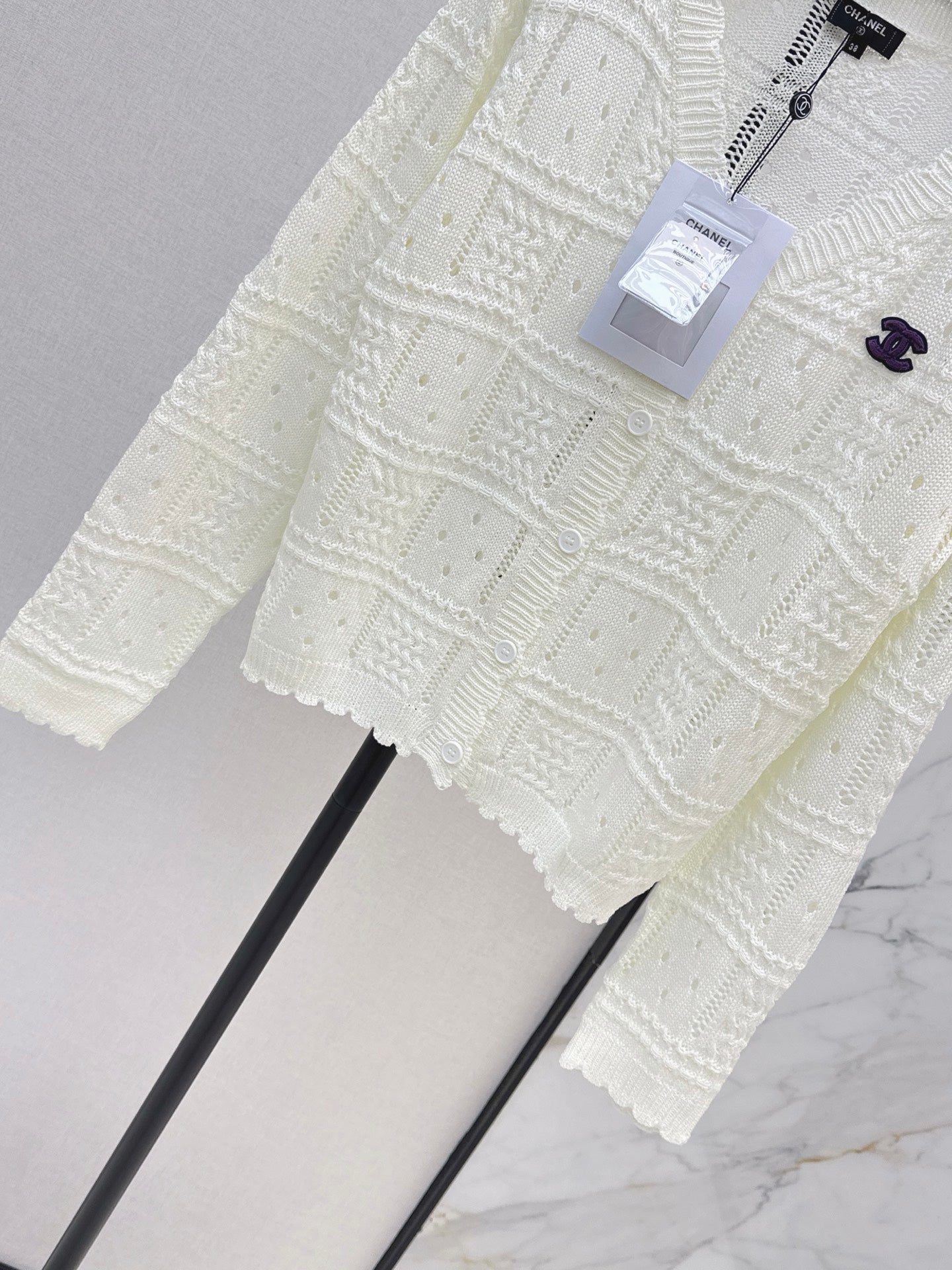26 New V-neck knit top with textured jacquard pattern