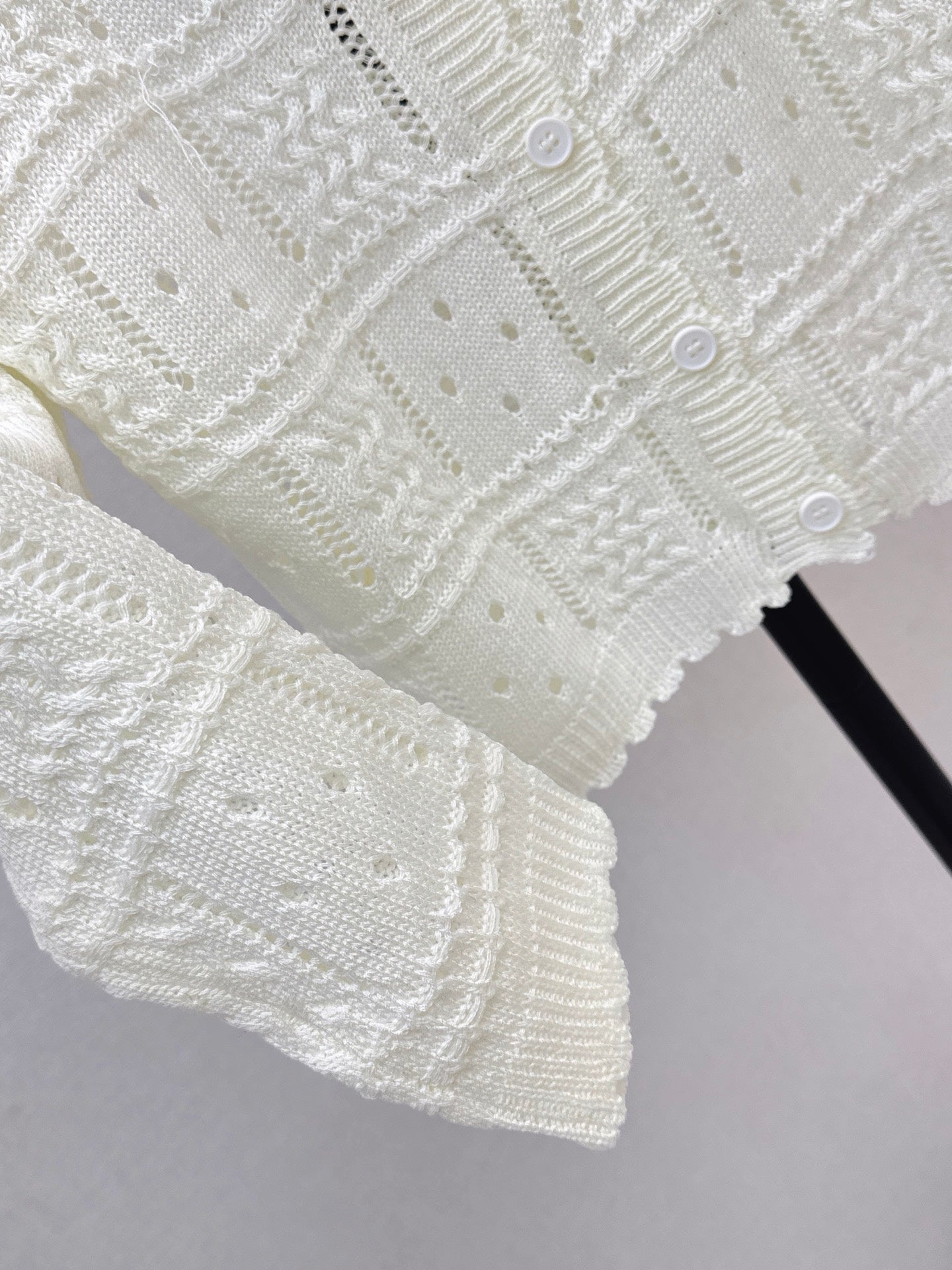 26 New V-neck knit top with textured jacquard pattern
