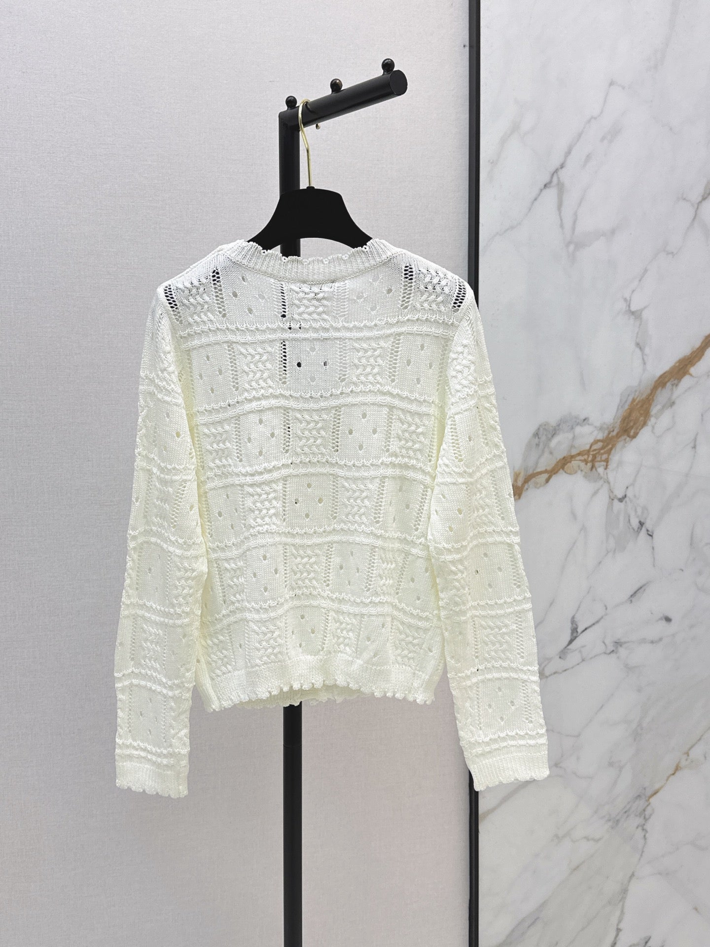 26 New V-neck knit top with textured jacquard pattern