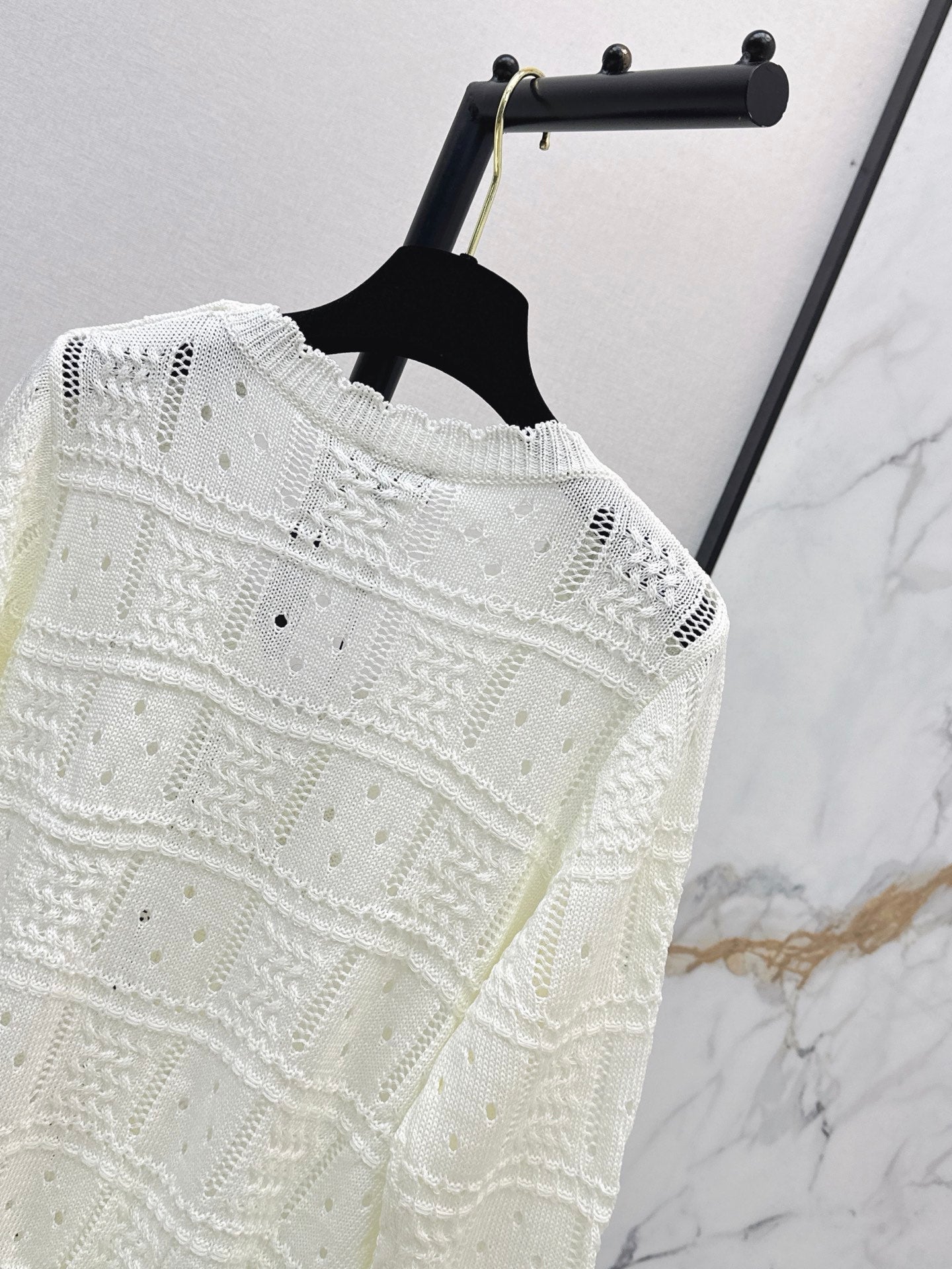 26 New V-neck knit top with textured jacquard pattern